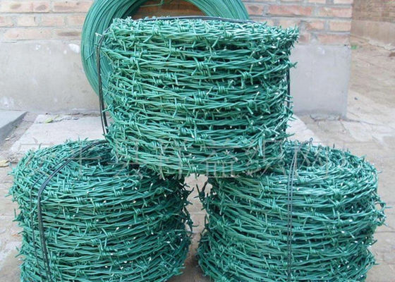 Die Torsion, die PVC spinnt, beschichtete grünen hochfesten Stacheldraht-Zaun